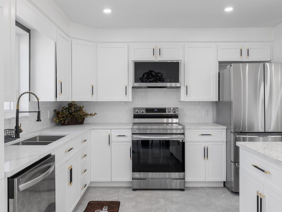 A finished kitchen by High-5 Renovations