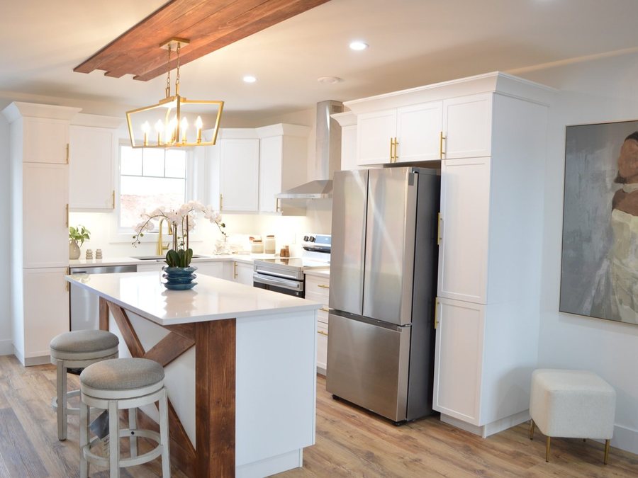 An open plan kitchen by High-5 Renovations